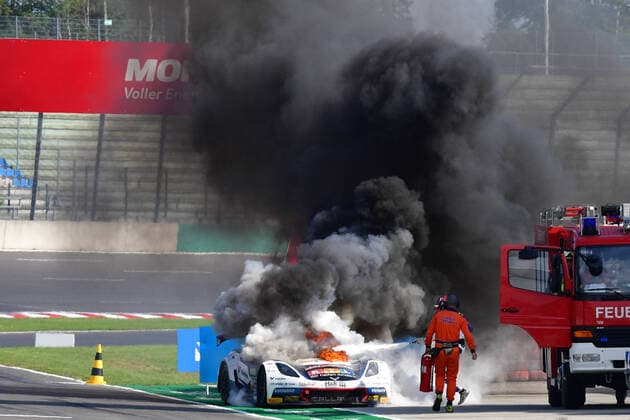 Bilder des Jahres 2021, Sport 09 September Sport Themen der Woche KW36 Motorsport, ADAC GT Masters, Lausitzring, Feuer am Wagen von Marvin Kirchhöfer 12.09.2021, xbrx, Motorsport ADAC GT Masters, Lausitzring Rennen emspor, v.l. brennendes Auto, Feuer, Flammen, Feuerlöscher, Rauch, Schmidt, Jeffrey Kirchhoefer, Marvin (77 - Corvette C7 GT3 R - Callaway Competition) Klettwitz *** 12 09 2021, xbrx, motorsport ADAC GT Masters, Lausitzring race emspor, v l burning car, fire, flames, fire extinguisher, smoke, Schmidt, Jeffrey Kirchhoefer, Marvin 77 Corvette C7 GT3 R Callaway Competition Klettwitz