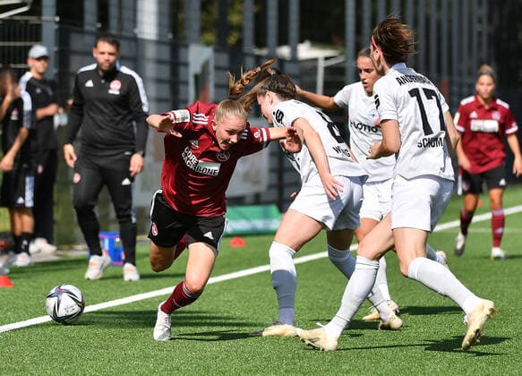 12 09 2021 Football Season 2021 2022 2 Bundesliga Women 04 Matchday 1 FC Nürnberg Nuernberg FCN Club TSV Schwaben Augsburg OGo Nadja Burkard 22, 1 FC Nürnberg FCN Maren Weingarz 8, SG 99 Andernach