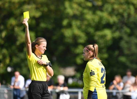 12 09 2021 Football season 2021 2022 2 Bundesliga Women Women 04 Matchday 1 FC Nürnberg Nuernberg FCN Club TSV Schwaben Augsburg OGo Kathrin Günther 25, SG 99 Andernach yellow card Yellow