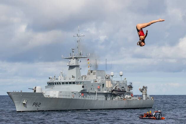 Bilder des Jahres 2021, Sport 09 September Sport Themen der Woche KW36 Sport Bilder des Tages EDITORIAL USE ONLY Red Bull Cliff Diving World Series, Downpatrick Head, Mayo 12 9 2021 Pictured is Jessica Macaulay of Canada, with the LE James Joyce in the background, at the Red Bull Cliff Diving World Series at Downpatrick Head, Mayo as they face their toughest test of the 2021 season so far, leaping from heights of up to 27m and at speeds in excess of 85km h into the Wild Atlantic waters below. Jessica Macaulay with the LE James Joyce 12 9 2021  Copyright: x INPHO MorganxTreacyx AZ0I9072