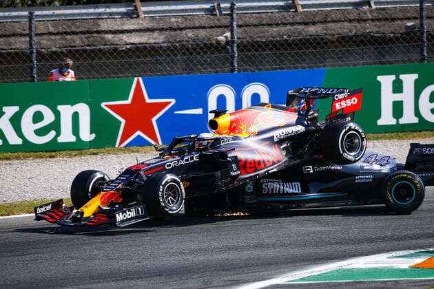 Crash between, 33 VERSTAPPEN Max (nld), Red Bull Racing Honda RB16B, 44 HAMILTON Lewis (gbr), Mercedes AMG F1 GP W12 E Performance, action during the Formula 1 Heineken Gran Premio D italia 2021, Italian Grand Prix, 14th round of the 2021 FIA Formula One World Championship, WM, Weltmeisterschaft from September 9 to 12, 2021 on the Autodromo Nazionale di Monza, in Monza, Italy FORMULE 1 : Grand prix d Italie - Monza - 12 09 2021 DPPI Panoramic _GO02017