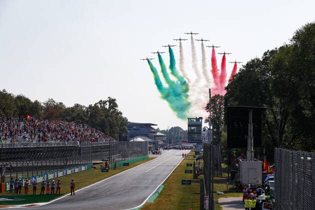 Frecce Tricolori above the grid during the Formula 1 Heineken Gran Premio D italia 2021, Italian Grand Prix, 14th round of the 2021 FIA Formula One World Championship, WM, Weltmeisterschaft from September 9 to 12, 2021 on the Autodromo Nazionale di Monza, in Monza, Italy FORMULE 1 : Grand prix d Italie - Monza - 12 09 2021 DPPI Panoramic  00121030__GDN1104.JPG