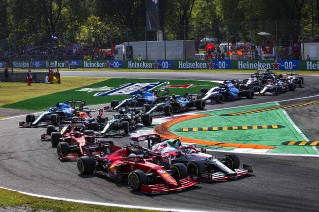 Start of the race, 16 LECLERC Charles (mco), Scuderia Ferrari SF21, action during the Formula 1 Heineken Gran Premio D italia 2021, Italian Grand Prix, 14th round of the 2021 FIA Formula One World Championship, WM, Weltmeisterschaft from September 9 to 12, 2021 on the Autodromo Nazionale di Monza, in Monza, Italy FORMULE 1 : Grand prix d Italie - Monza - 12 09 2021 DPPI Panoramic 00121030_JFBE2146.JPG