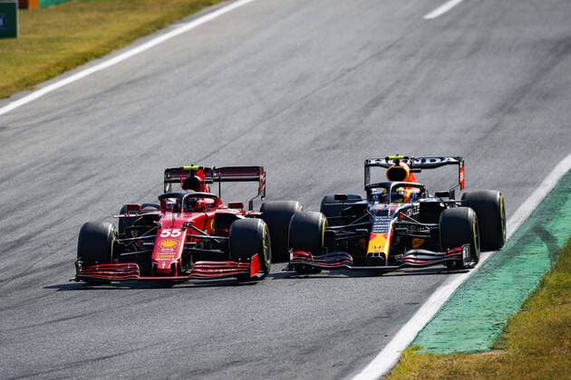 11 PEREZ Sergio (mex), Red Bull Racing Honda RB16B, overtakes 55 SAINZ Carlos (spa), Scuderia Ferrari SF21, action during the Formula 1 Heineken Gran Premio D italia 2021, Italian Grand Prix, 14th round of the 2021 FIA Formula One World Championship, WM, Weltmeisterschaft from September 9 to 12, 2021 on the Autodromo Nazionale di Monza, in Monza, Italy FORMULE 1 : Grand prix d Italie - Monza - 12 09 2021 DPPI Panoramic 00121030__GO01836.JPG
