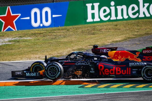 Crash between, 33 VERSTAPPEN Max (nld), Red Bull Racing Honda RB16B, 44 HAMILTON Lewis (gbr), Mercedes AMG F1 GP W12 E Performance, action during the Formula 1 Heineken Gran Premio D italia 2021, Italian Grand Prix, 14th round of the 2021 FIA Formula One World Championship, WM, Weltmeisterschaft from September 9 to 12, 2021 on the Autodromo Nazionale di Monza, in Monza, Italy FORMULE 1 : Grand prix d Italie - Monza - 12 09 2021 DPPI Panoramic _GO02006