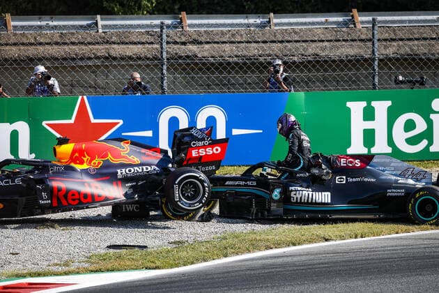 Crash between, 33 VERSTAPPEN Max (nld), Red Bull Racing Honda RB16B, 44 HAMILTON Lewis (gbr), Mercedes AMG F1 GP W12 E Performance, action during the Formula 1 Heineken Gran Premio D italia 2021, Italian Grand Prix, 14th round of the 2021 FIA Formula One World Championship, WM, Weltmeisterschaft from September 9 to 12, 2021 on the Autodromo Nazionale di Monza, in Monza, Italy FORMULE 1 : Grand prix d Italie - Monza - 12 09 2021 DPPI Panoramic _GO02059
