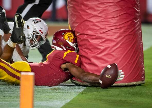Bilder des Jahres 2021, Sport 09 September Sport Themen der Woche KW36 September 11, 2021, Los Angeles, California, United States: USC s wide receiver Gary Bryant Jr. (1) face plants the goal post after missing a pass in the end zone during a Pac 12 football game between the USC Trojans and the Stanford Cardinal on September 11, 2021, at the Los Angeles Memorial Coliseum. Los Angeles United States - ZUMAg199 20210911_zap_g199_022 Copyright: xMichaelxGouldingx