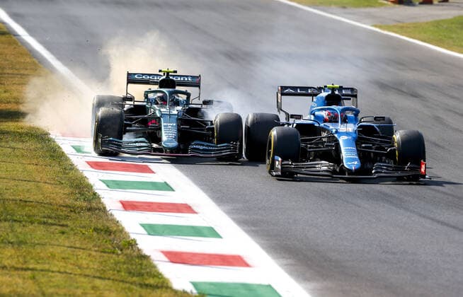 05 VETTEL Sebastian (ger), Aston Martin F1 AMR21, action 31 OCON Esteban (fra), Alpine F1 A521, action during the Formula 1 Heineken Gran Premio D italia 2021, Italian Grand Prix, 14th round of the 2021 FIA Formula One World Championship, WM, Weltmeisterschaft from September 9 to 12, 2021 on the Autodromo Nazionale di Monza, in Monza, Italy FORMULE 1 : Grand prix d Italie - Monza - 12 09 2021 DPPI Panoramic F12021GP14ITA_JK174998
