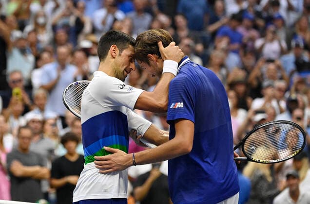 Bilder des Jahres 2021, Sport 09 September Sport Themen der Woche KW36 2021 US Open Men s Single Final Winner Daniil Medvedev ,Russia Daniil Medvedev and Novak Djokovic ,Serbia *** 2021 US Open Men s Single Final Winner Daniil Medvedev ,Russia Daniil Medvedev and Novak Djokovic ,Serbia