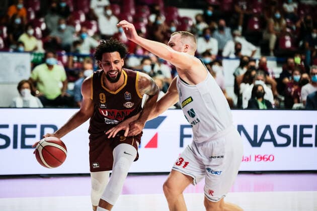 Austin Daye (Umana Reyer Venezia) con Osvaldas Olisevicius (UNAHOTELS Reggio Emilia) durante Umana Reyer Venezia VS UNAHOTELS Reggio Emilia, Basket Supercoppa Italiana in Venezia, Italia, 13 settembre 2021  Copyright: xMattiaxRadonix xIPAx xx 0