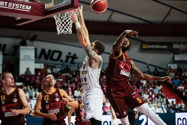 La stoppata di Julyan Stone (Umana Reyer Venezia) su Justin Johnson (UNAHOTELS Reggio Emilia) durante Umana Reyer Venezia VS UNAHOTELS Reggio Emilia, Basket Supercoppa Italiana in Venezia, Italia, 13 settembre 2021  Copyright: xMattiaxRadonix xIPAx xx 0