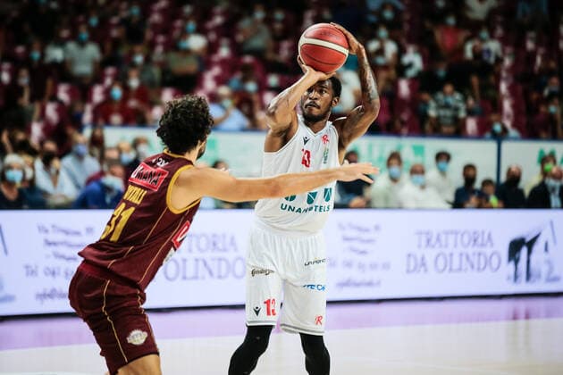 Bryant Crawford (UNAHOTELS Reggio Emilia) con Michele Vitali (Umana Reyer Venezia) durante Umana Reyer Venezia VS UNAHOTELS Reggio Emilia, Basket Supercoppa Italiana in Venezia, Italia, 13 settembre 2021  Copyright: xMattiaxRadonix xIPAx xx 0