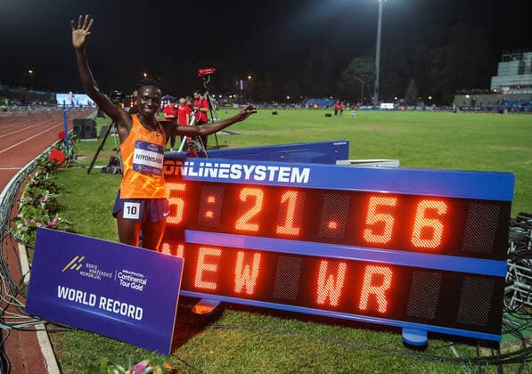 Bilder des Jahres 2021, Sport 09 September Sport Themen der Woche KW37 PXL_71st Boris Hanzekovic Memorial ZAGREB, CROATIA - SEPTEMBER 14: Francine Niyonsaba of Burundi ran the women s 2000m race with a time of 5: 21.56 and set a new world record during IAAF World Challenge Zagreb 2021 - 71st Boris Hanzekovic Memorial at University park on September 14, 2021 in Zagreb, Croatia. GoranxStanzl PIXSELL