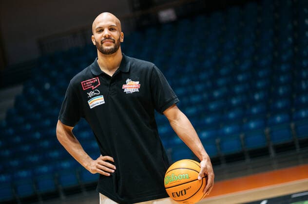 BARMER 2 Basketball Bundesliga ProA Medipolis SC Jena season 2021 2022 Press conference before the first matchday The Swiss national player Jonathan Kazadi Jena , portrait with ball Sparkassen Arena