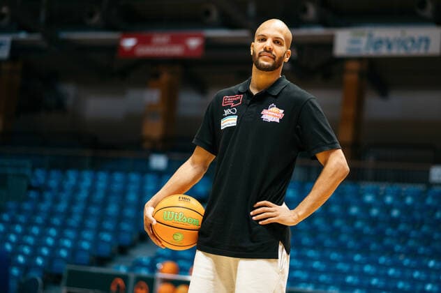BARMER 2 Basketball Bundesliga ProA Medipolis SC Jena season 2021 2022 Press conference before the first matchday The Swiss national player Jonathan Kazadi Jena , portrait with ball Sparkassen Arena