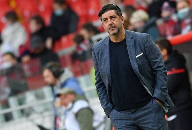 6651423 15.09.2021 Spartak s head coach Rui Vitoria reacts during the Europa League soccer match between Spartak Moscow and Legia Warsaw, in Moscow, Russia. Pavel Bednyakov Sputnik Russia Soccer Europa League Spartak - Legia  90b990e806472fee