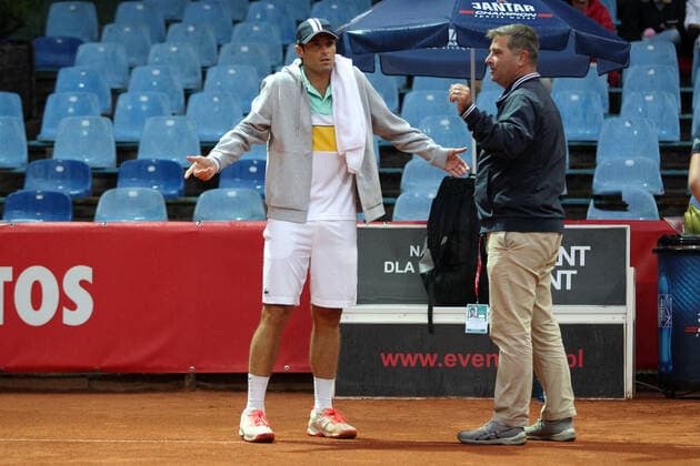 SZCZECIN, 15.09.2021 TURNIEJ TENISA ZIEMNEGO ATP, Tennis Herren CHALLENGER PEKAO SZCZECIN OPEN 2021 NZ PABLO ANDUJAR (L) PROSI O PRZERWANIE SPOTKANIA ZE WZGLEDU NA DESZCZ PABLO ANDUJAR (L) REQUESTS TO SUSPEND THE GAME BECAUSE OF RAIN FOT. KRZYSZTOF CICHOMSKI NEWSPIX.PL --- Newspix.pl  210915KCI065