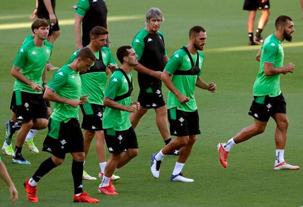 Real Betis head coach Manuel Pellegrini (C) leads a training session of the team at Benito Villamarin stadium in Sevilla, southern Spain, 15 September 2021. Real Betis will face Celtic Glasgow on 16 September on a UEFA Europa League Group G soccer match. Real Betis vs Celtic Glasgow !ACHTUNG: NUR REDAKTIONELLE NUTZUNG!  Copyright: xJulioxMunozx GRAF1297 20210915-78f2ba9be3c3ea3fda81a7f882a07710b207099e