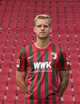 Arne Maier FC Augsburg 1907 1 BL, portrait date 2021 2022,