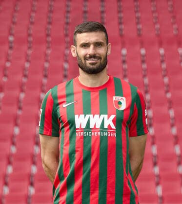 Daniel Caligiuri FC Augsburg 1907 1 BL, portrait date 2021 2022,