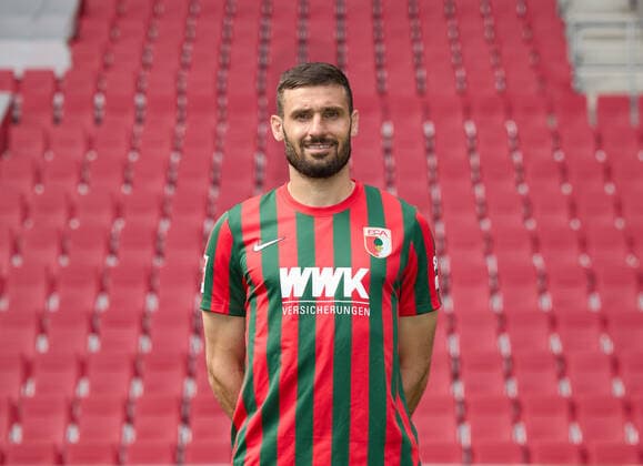 Daniel Caligiuri FC Augsburg 1907 1 BL, portrait date 2021 2022,