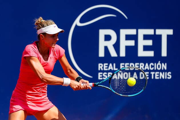 September 15, 2021, VALENCIA, VALENCIA, SPAIN: Viktoriya Tomova of Bulgaria in action against Guiomar Maristany of Spain during the first round of the Open Internacional de Valencia, ITF World Tennis, celebrated at Sporting Tennis Valencia on september 14, 2021, in Valencia, Spain. VALENCIA SPAIN - ZUMAa181 20210915_zaa_a181_162 Copyright: xIvanxTerronx