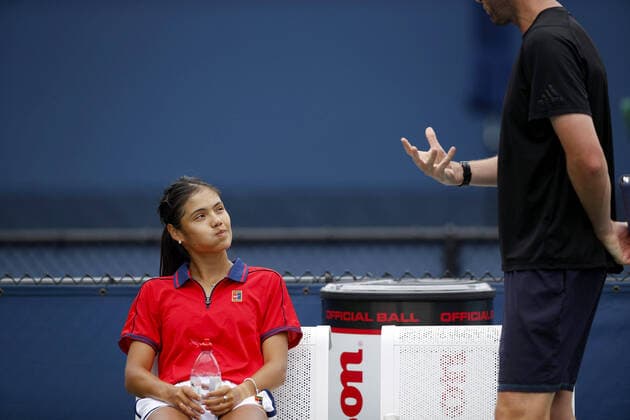 Tennis, Emma Raducanu trennt sich von Coach Andrew Richardson, Archivbilder Mandatory Credit: Photo by Shutterstock (12381917a) Emma Raducanu of GBR practices listening to her coach US Open Championships 2021, Practice, USTA National Tennis Center, Flushing Meadows, New York, USA - 29 Aug 2021 US Open Championships 2021, Practice, USTA National Tennis Center, Flushing Meadows, New York, USA - 29 Aug 2021  Copyright: xShutterstockx 12381917a