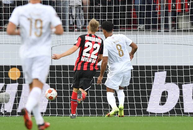 Ryan Mmaee Ferencvaros Budapest , right , scores the goal to 0 1 16 09 2021, Football GER, UEFA Europa League 2021 22, Group stage, Matchday 1, Bayer 04 Leverkusen Ferencvaros Budapest, Photo by Maik Hölter TEAM2sportphoto Leverkusen North Rhine Westphalia Germany. Team2