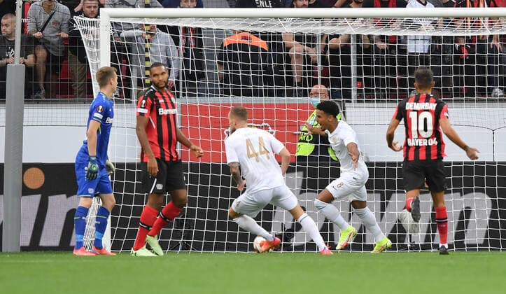 Ryan Mmaee Ferencvaros Budapest , 2 v right , scores the goal to 0 1, v left , watch goalkeeper Lukas Hradecky Bayer 04 Leverkusen , Jonathan Tah Bayer 04 Leverkusen , Kerem Demirbay Bayer Leverkusen 16 09 2021, Football GER, UEFA Europa League 2021 22, Group Stage, Matchday 1, Bayer 04 Leverkusen Ferencvaros Budapest, Photo Maik Hölter TEAM2sportphoto Leverkusen Nordrhein Westfalen Germany. Team2