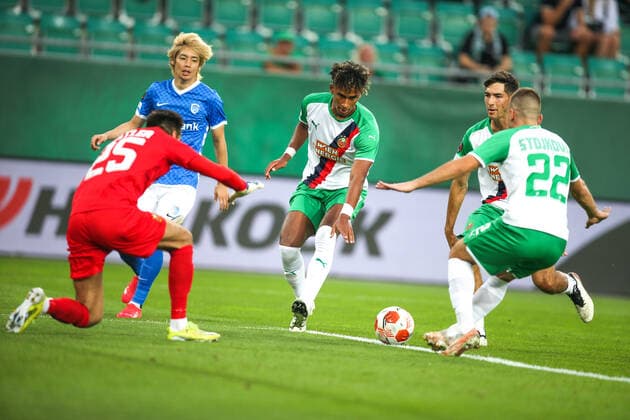 SOCCER - UEFA EL, Rapid vs Genk VIENNA,AUSTRIA,16.SEP.21 - SOCCER - UEFA Europa League, group stage, SK Rapid Wien vs KRC Genk. Image shows Paul Gartler (Rapid), Junya Ito (Genk), Emanuel Aiwu and Filip Stojkovic (Rapid).  GEPAxpictures xDavidxBitzan
