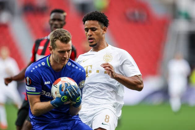 16 09 2021, Football, 2021 2022 season, UEFA Europa League, Group stage, Matchday 1, Bayer 04 Leverkusen Ferencvaros Budapest v l Lukas Hradecky Bayer 04 Leverkusen , Ryan Mmaee Ferencvarosi TC Foto RHR Foto Dennis Ewert Leverkusen BayArena NRW Germany xRHR PHOTO DEx