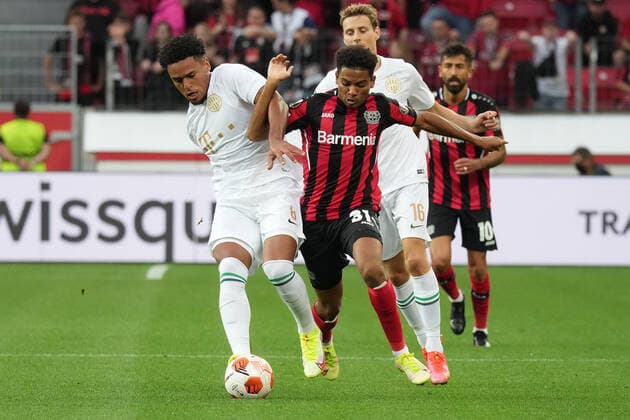 GER, UEFA EL Bayer 04 Leverkusen GER vs Ferencevaros Budapest HUN 16 09 2021, BayArena, Leverkusen, Europalegue, Group Phase, Matchday 1, GER, UEFA EL Bayer 04 Leverkusen GER vs Ferencevaros Budapest HUN , pictured Amine Adli Leverkusen 31 , one-on-one with Ryan Mmaee Budapest 8 , nordphotoxGmBHx xMeuter nph00351