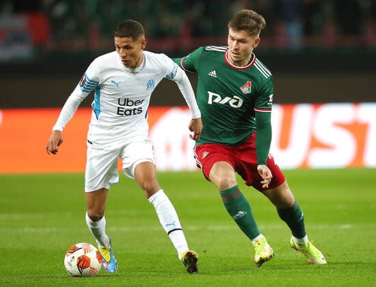 FuÃŸball, EL, Lokomotive Moskau - Olympique Marseille MOSCOW, RUSSIA â€“ SEPTEMBER 16, 2021: FC Olympique de Marseille s Amine Harit (L) and FC Lokomotiv Moscow s Rifat Zhemaletdinov in action in their 2021 22 UEFA Europa League Group E football match, at RZD Arena Stadium. Sergei Savostyanov TASS  TS110A82