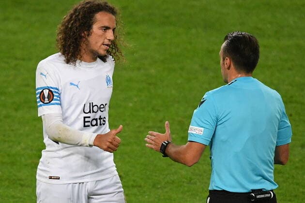 Fu?ball, EL, Lokomotive Moskau - Olympique Marseille 6652341 16.09.2021 Referee Irfan Peljto and Marseille s Matteo Guendouzi speak during the Europa League soccer match between Lokomotiv Moscow and Olympique de Marseille, in Moscow, Russia. Ramil Sitdikov Sputnik Russia Soccer Europa League Lokomotiv - Marseille  12a826e9bd23451f