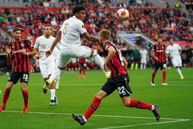 GER, UEFA EL Bayer 04 Leverkusen GER vs Ferencevaros Budapest HUN 16 09 2021, BayArena, Leverkusen, Europalegue, group stage, Matchday 1, GER, UEFA EL Bayer 04 Leverkusen GER vs Ferencevaros Budapest HUN , pictured Ryan Mmaee Budapest 8 , one-on-one with Daley Sinkgraven Leverkusen 22 , nordphotoxGmBHx xMeuter nph00351