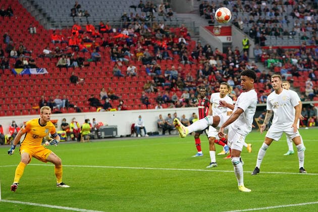 GER, UEFA EL Bayer 04 Leverkusen GER vs Ferencevaros Budapest HUN 16 09 2021, BayArena, Leverkusen, Europalegue, group phase, matchday 1, GER, UEFA EL Bayer 04 Leverkusen GER vs Ferencevaros Budapest HUN , in picture Ryan Mmaee Budapest 8 , saves the ball nordphotoxGmBHx xMeuter nph00351