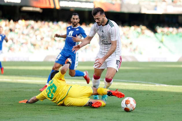 Fußball, EL, Real Betis Sevilla - Celtic Glasgow September 16, 2021, Seville, Spain: ALBIAN AJETI of Celtic (R) receives a foul from CLAUDIO BRAVO of Betis (L) during the Europa League Group G soccer match between Real Betis and Celtic FC at the Benito Villamarin Stadium Seville Spain - ZUMAa142 20210916_zap_a142_005 Copyright: xDanielxGonzalezxAcunax
