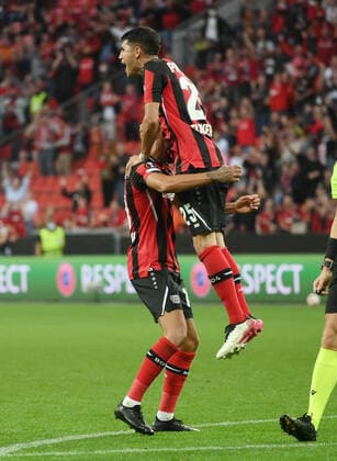 Cheers Exequiel Palacios Bayer 04 Leverkusen , r , after the 1 1 16 09 2021, Football GER, UEFA Europa League 2021 22, Group Stage, Matchday 1, Bayer 04 Leverkusen Ferencvaros Budapest, Photo Maik Hölter TEAM2sportphoto Leverkusen North Rhine Westphalia Germany. Team2