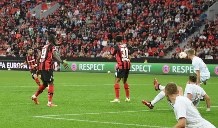 Exequiel Palacios Bayer 04 Leverkusen , left , scores the goal with this shot to 1 1 16 09 2021, Football GER, UEFA Europa League 2021 22, Group Stage, Matchday 1, Bayer 04 Leverkusen Ferencvaros Budapest, Photo by Maik Hölter TEAM2sportphoto Leverkusen North Rhine Westphalia Germany. Team2