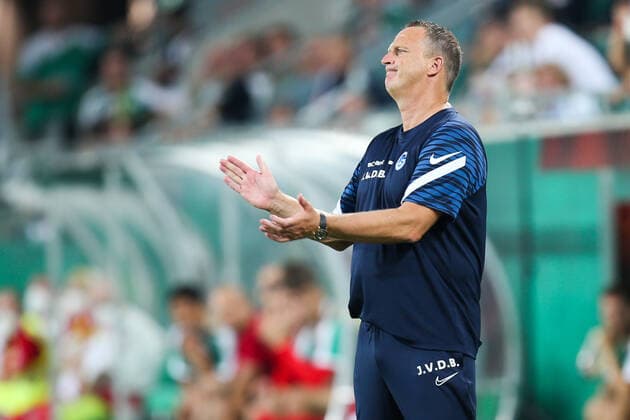 SOCCER - UEFA EL, Rapid vs Genk VIENNA,AUSTRIA,16.SEP.21 - SOCCER - UEFA Europa League, group stage, SK Rapid Wien vs KRC Genk. Image shows the rejoicing of head coach John van den Brom (Genk).  GEPAxpictures xDavidxBitzan
