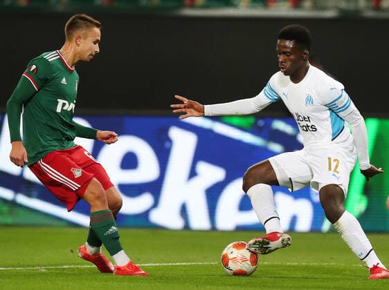 FuÃŸball, EL, Lokomotive Moskau - Olympique Marseille MOSCOW, RUSSIA â€“ SEPTEMBER 16, 2021: FC Lokomotiv Moscow s Daniil Kulikov (L) and FC Olympique de Marseille s Bamba Dieng in action in their 2021 22 UEFA Europa League Group E football match, at RZD Arena Stadium. Sergei Savostyanov TASS  TS110A95