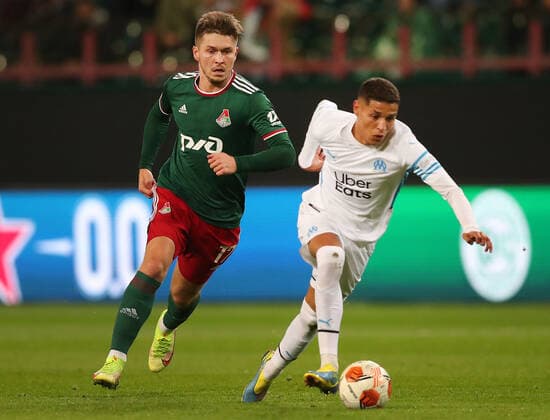 FuÃŸball, EL, Lokomotive Moskau - Olympique Marseille MOSCOW, RUSSIA â€“ SEPTEMBER 16, 2021: FC Lokomotiv Moscow s Rifat Zhemaletdinov (L) and FC Olympique de Marseille s Amine Harit in action in their 2021 22 UEFA Europa League Group E football match, at RZD Arena Stadium. Sergei Savostyanov TASS  TS110A98