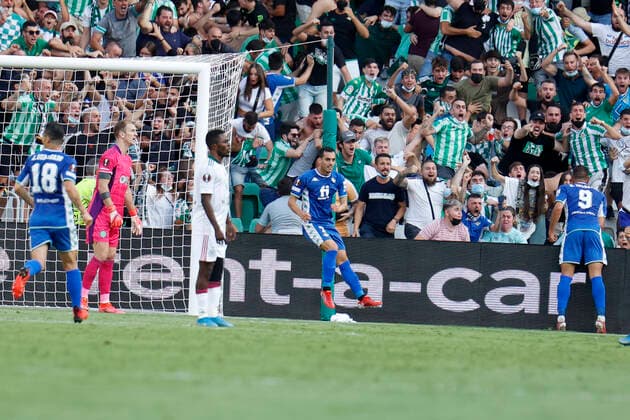 Fußball, EL, Real Betis Sevilla - Celtic Glasgow September 16, 2021, Seville, Spain: JUANMI of Betis (C) celebrates after scoring 2-2 during the Europa League Group G soccer match between Real Betis and Celtic FC at the Benito Villamarin Stadium Seville Spain - ZUMAa142 20210916_zap_a142_007 Copyright: xDanielxGonzalezxAcunax