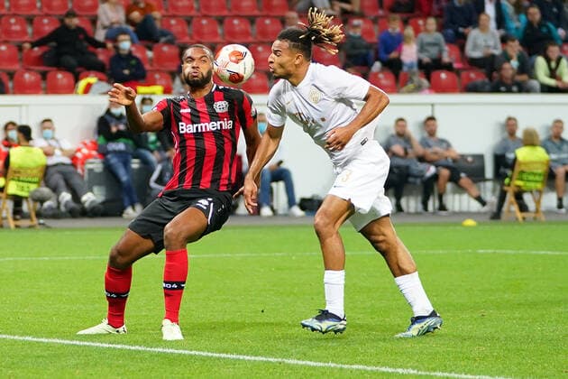 GER, UEFA EL Bayer 04 Leverkusen GER vs Ferencevaros Budapest HUN 16 09 2021, BayArena, Leverkusen, Europalegue, group stage, Matchday 1, GER, UEFA EL Bayer 04 Leverkusen GER vs Ferencevaros Budapest HUN , pictured Jonathan Tah Leverkusen 4 , one-on-one with Samy Mmaee Budapest 3 , nordphotoxGmBHx xMeuter nph00351