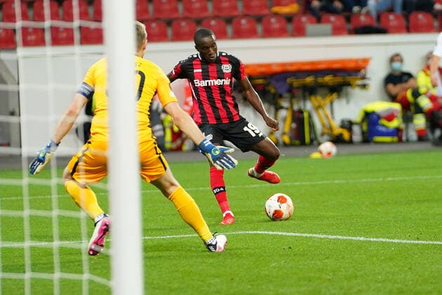 GER, UEFA EL Bayer 04 Leverkusen GER vs Ferencevaros Budapest HUN 16 09 2021, BayArena, Leverkusen, Europalegue, Grouphase, 1 Matchday, GER, UEFA EL Bayer 04 Leverkusen GER vs Ferencevaros Budapest HUN , in the picture goal chance Moussa Diaby Leverkusen 19 , in duel against Denes Dibusz goalkeeper Budapest 90 , nordphotoxGmBHx xMeuter nph00351