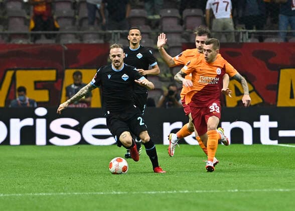 Alexandru Cicaldau (R) of Galatasaray and Manuel Lazzari of Lazio during the UEFA Europa League Group E match between Galatasaray and Lazio at Turk Telekom Stadium in Istanbul , Turkey on September 16, 2021. 