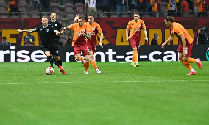 Alexandru Cicaldau (R) of Galatasaray and Manuel Lazzari of Lazio during the UEFA Europa League Group E match between Galatasaray and Lazio at Turk Telekom Stadium in Istanbul , Turkey on September 16, 2021. 