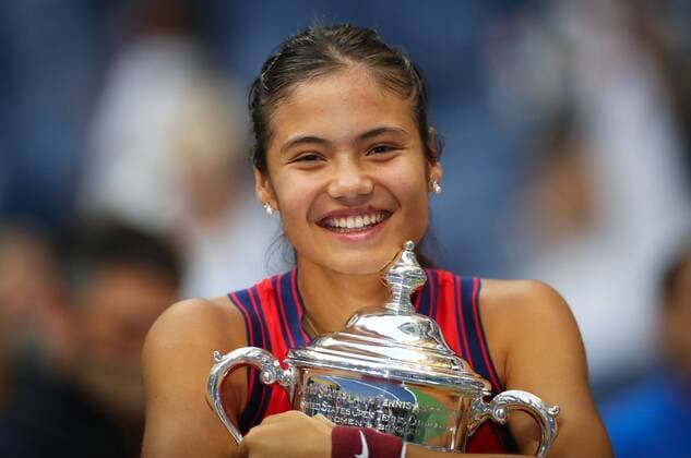 Tennis, Emma Raducanu trennt sich von Coach Andrew Richardson, Archivbilder Mandatory Credit: Photo by Ella Ling Shutterstock (12437756fm) Emma Raducanu celebrates victory with the trophy US Open Championships 2021, Day Thirteen, USTA National Tennis Center, Flushing Meadows, New York, USA - 11 Sep 2021 US Open Championships 2021, Day Thirteen, USTA National Tennis Center, Flushing Meadows, New York, USA - 11 Sep 2021  Copyright: xEllaxLing Shutterstockx 12437756fm