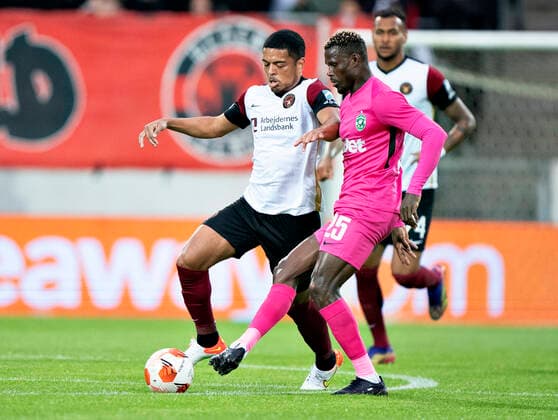 Ludogorets Stephane Badji against FC Midtjyllands Evander Ferreira in the Europa League group F match between FC Midtjylland and PFC Ludogorets at Mch Arena in Herning, Thursday 16 September 2021, Herning Jylland Denmark  Copyright: HenningxBagger HenningxBaggerx COP102 spdk20210916-194230-L
