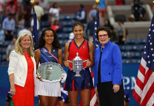 Tennis, Emma Raducanu trennt sich von Coach Andrew Richardson, Archivbilder Mandatory Credit: Photo by Ella Ling Shutterstock (12437756ib) Emma Raducanu and Leylah Fernandez are presented presented with their trophies by Billie Jean King US Open Championships 2021, Day Thirteen, USTA National Tennis Center, Flushing Meadows, New York, USA - 11 Sep 2021 US Open Championships 2021, Day Thirteen, USTA National Tennis Center, Flushing Meadows, New York, USA - 11 Sep 2021  Copyright: xEllaxLing Shutterstockx 12437756ib